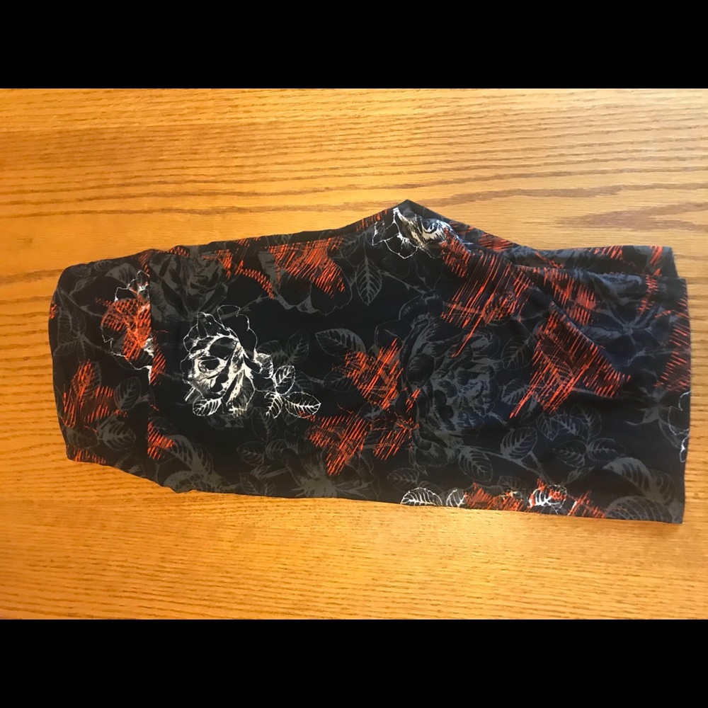 BNWOT VERY RARE Rose 🥀 OS Leggings!